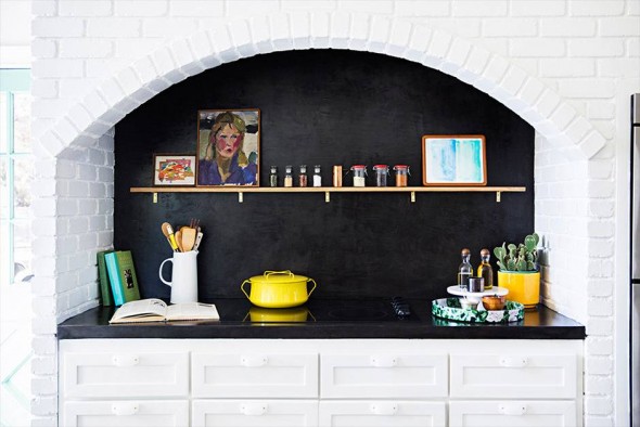 little-green-notebook-author-jenny-komenda-shows-off-her-southwestern-home-makeover-little-green-notebook-black-and-white-kitchen-540eede1e40e13ec555b42f5-w940_h627